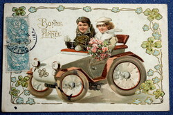 Antik dombornyomott  Újévi üdvözlő litho képeslap kisleány kisfiú automobilban 4levelű lóhere keret