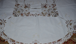 A huge miracle, a large oval tablecloth decorated with beautiful beaten lace (dbz 00vii)