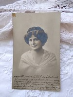 Antik képeslap/fotólap csinos hölgy csipke vállkendőben 1920 körül