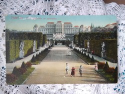 Antik színezett képeslap/fotólap Bécs Belvedere palota kertje, gyerekek karikával 1910 körüli