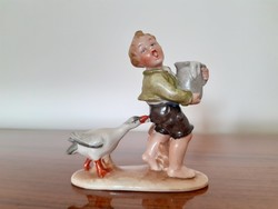 Régi Wagner & Apel porcelán figura kisfiú libával kancsóval