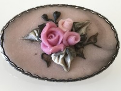 Rózsás kerámiszerű bross ezüstözött keretben, 3,2 x 2 cm