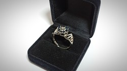 Fehérarany gyűrű, kék zafírokkal, brillel 9k