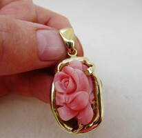 Különleges kézműves arany  medál, faragott korall rózsával, nagyon szép!