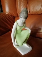 Hollóházi vízmerő,vízmerítő  lány porcelán szobor zöld