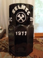 Zsolnay porcelán fekete söröskorsó Selmecbánya - Miskolc - Sopron 1977 egyetemi emlék korsó