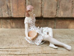 Ritka festésű Kőbányai porcelán galambos lány
