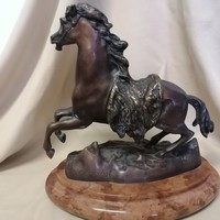 Vágtató ló , különlegesen szép bronz szobor márvány talpazaton