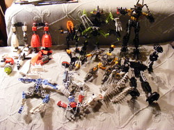 0.8 kg ömlesztett vegyes Bionicle és Lego + összerakó füzetek