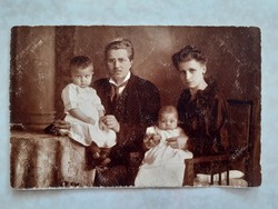 Régi fotó vintage családi fénykép szülők gyerekek