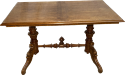 Szalonasztal mahagóni lappal.