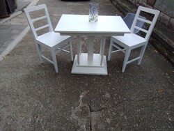 Fehér asztal két székkel