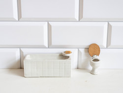 Retro bababútor - fürdőszoba - porcelán toalett és kád, wc - babaházi kiegészítők