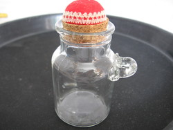 Kis egyfülű üveg csupor, fűszeres , díszitett parafa dugóval