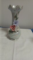 Antik német majolika váza, plasztikus színes virágokkal díszített, hullámos tetejű, hibátlan