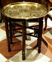 Orientális faragott asztalka, réztálcával