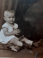 Régi gyerekfotó Proszig Budapest fénykép kisfiú labdával