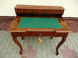 Szép, kecses, térbe rakható, vastag dió svartnis, építményes íróasztal az 1800 évek derekáról