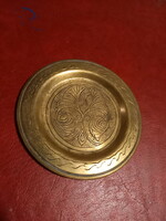 Mesés régi vésett díszítésű réz tálka (11 cm)