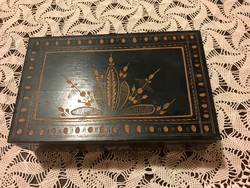 Carved and engraved wooden box. Xx. Second half, 60s, 70s. In undamaged condition.