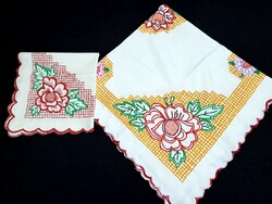 2 db rózsa és rácsos mintával fehérre hímzett terítő 83 x 83 és 47 x 45 cm