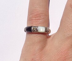 Gyöngyház, onix, és markazit berakásos ezüst gyűrű
