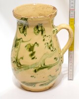 Népi, zöld mázfoltos, törtfehér mázas kerámia tejes köcsög (2413)