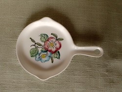 Small porcelain pan-shaped serving coaster with handle, kitchen wall decoration with flower pattern
