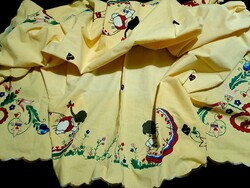 Népi magyaros ruhás lányokkal hímzett nagyon régi terítő 144 x 104 cm