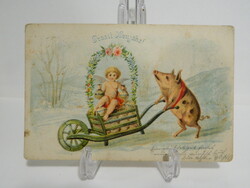 Antik Újévi üdvözlő litho képeslap angyal talicskán malaccal