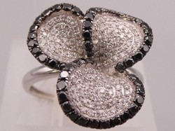 1.90ct fekete-fehér gyémántokkal  14 kr. arany gyűrű.Igazolásal