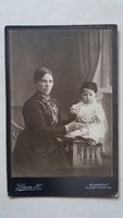 Antik fotó Leon H. fotográfus Budapest műtermi fénykép anya gyermekével