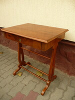 Nagyon szép és stabil állapotú antik diófa biedermeier varróasztal/ íróasztal / laptop asztal