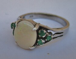 Csodálatos ezüst gyűrű opállal és pici smaragdokkal