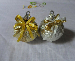 Retro Christmas tree decoration: gold and silver colored, wave-patterned ball, ribbon