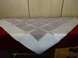 White lace tablecloth, machine made. He has! Jokai.