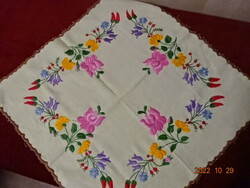 Hímtett terítő, kalocsai mintás sárga vászonra hímezve. Vanneki! Jókai.