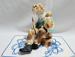 Biszkvit Arpo porcelán pihenő vándor fiú kutyával 16 x 15 cm