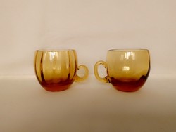 Két kis régi borostyán sárga barna füles bordázott likőrös pálinkás üveg pohár kupica hibátlan