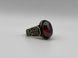 Antik stílusú izraeli ezüst pecsétgyűrű borostyán színű üveggel