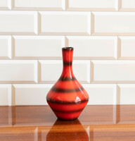 Gránit Kispest váza piros alapon fekete csíkokkal, retro kerámia porcelán váza