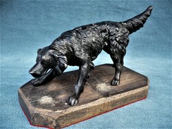 Old hound-hound statue
