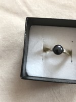 Fekete igazgyönggyel  két kis brillel díszitett arany gyűrű