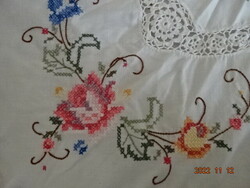 Round, cross-stitched cotton tablecloth, hand crocheted. He has! Jokai.