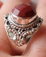 925 ezüst gyűrű, 19,2/60,3 mm, vörös mookaittal