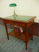 Antik szecessziós, tömör keményfa, üveg tetejű, alul könyvespolcos íróasztal / laptop asztal
