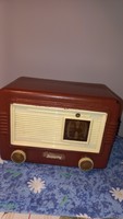 Régi BADACSONY rádió az 1950-es évekből, kívülről levágott vezetékkel