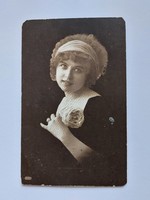 Régi képeslap fotó levelezőlap hölgy rózsával