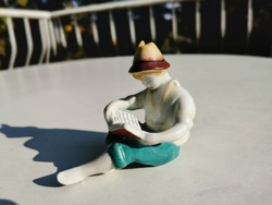 OLVASÓ FIÚ, FIGURÁLIS PORCELÁN,