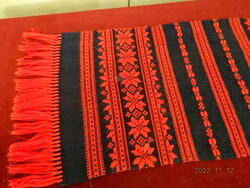 Table centerpiece crocheted on black canvas with red fringe. Size: 82 x 32 cm. He has! Jokai.